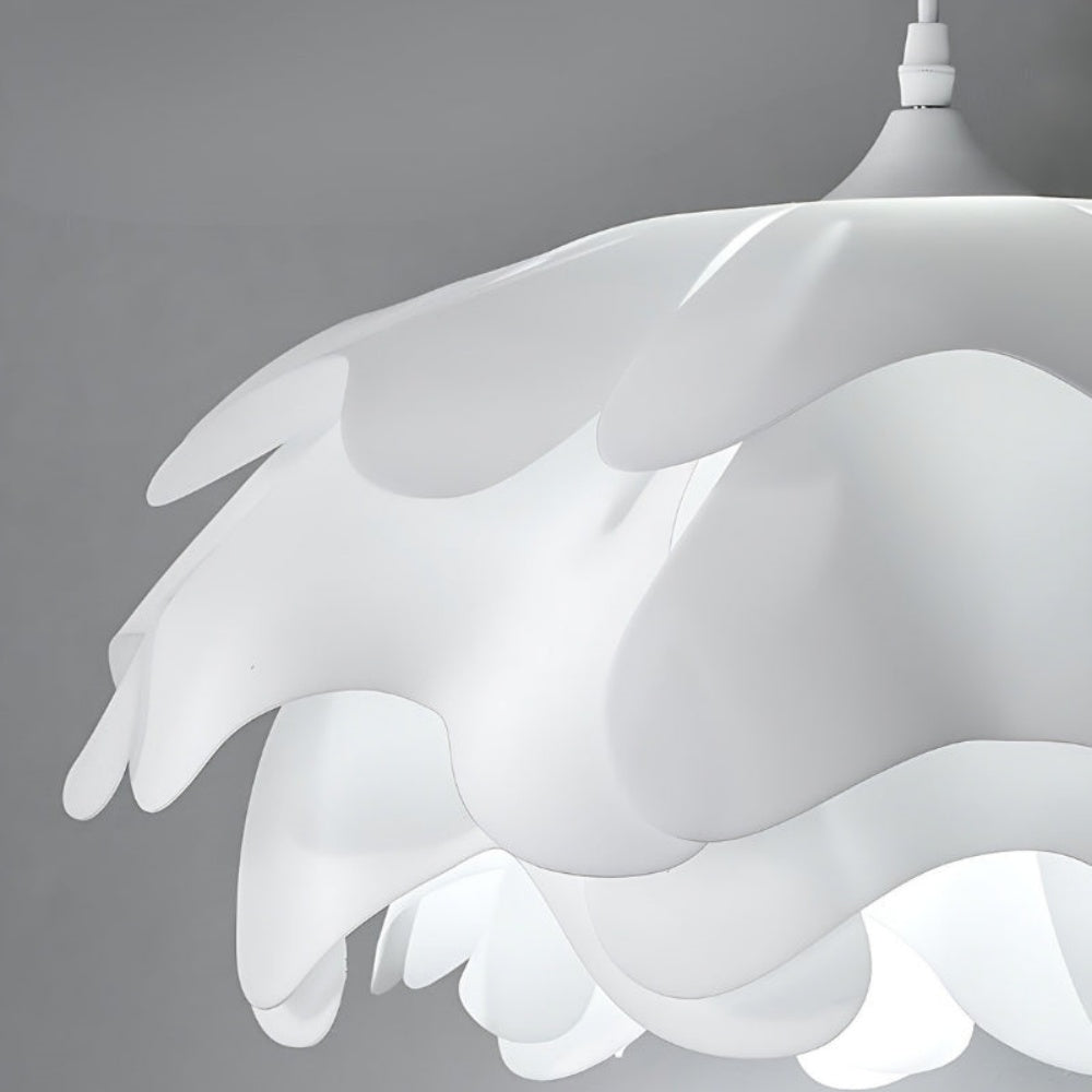 Blumenförmige_weiße_Pendelleuchte-Detail (2).webp__PID:3f91bd36-cf7c-46ff-a75a-03d2a12b3937