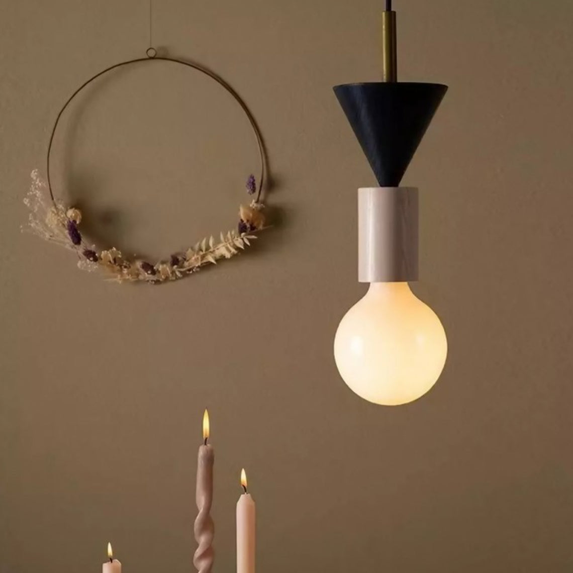 Suspension en bois géométrique multicolore Alvar scene9.webp__PID:f16db5b4-428a-4f5c-bdae-e9caa3a0bc6d