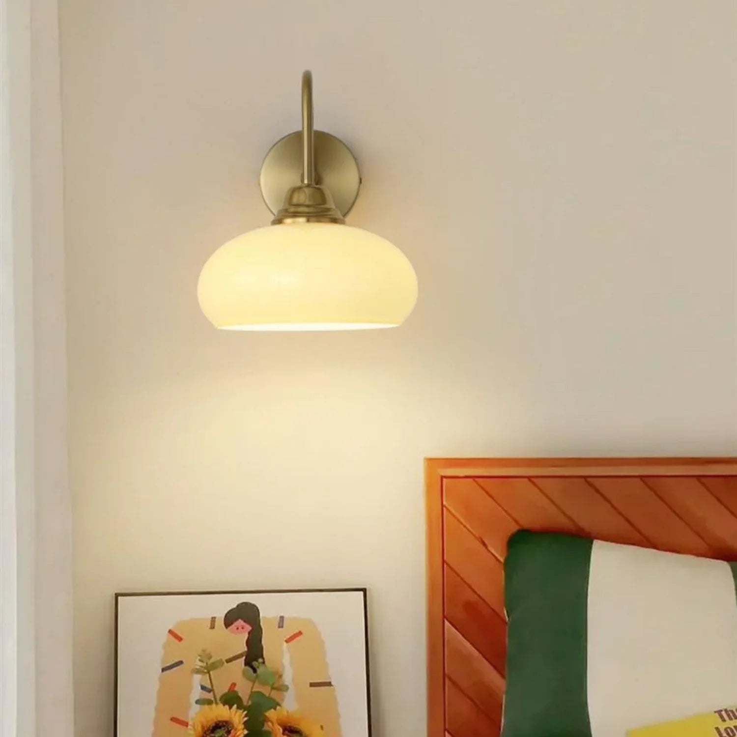 Calypso Bauhaus Zakrzywiona szklana lampa ścienna (8).webp__PID:b45bd115-d4f8-4176-9ee8-6f81cccb9339