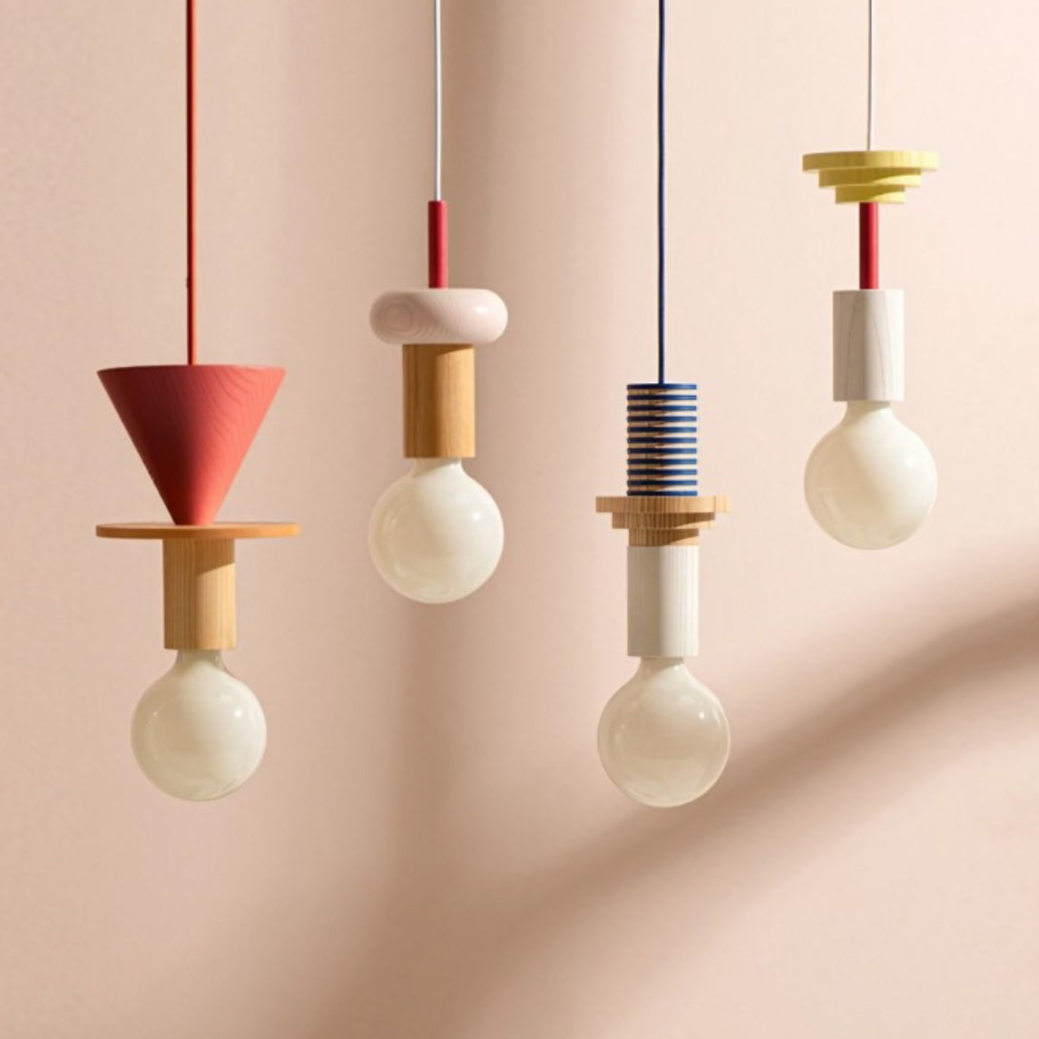 Suspension en bois géométrique multicolore Alvar scene1.webp__PID:e0fa1ff5-8662-44a8-b16d-b5b4428acf5c
