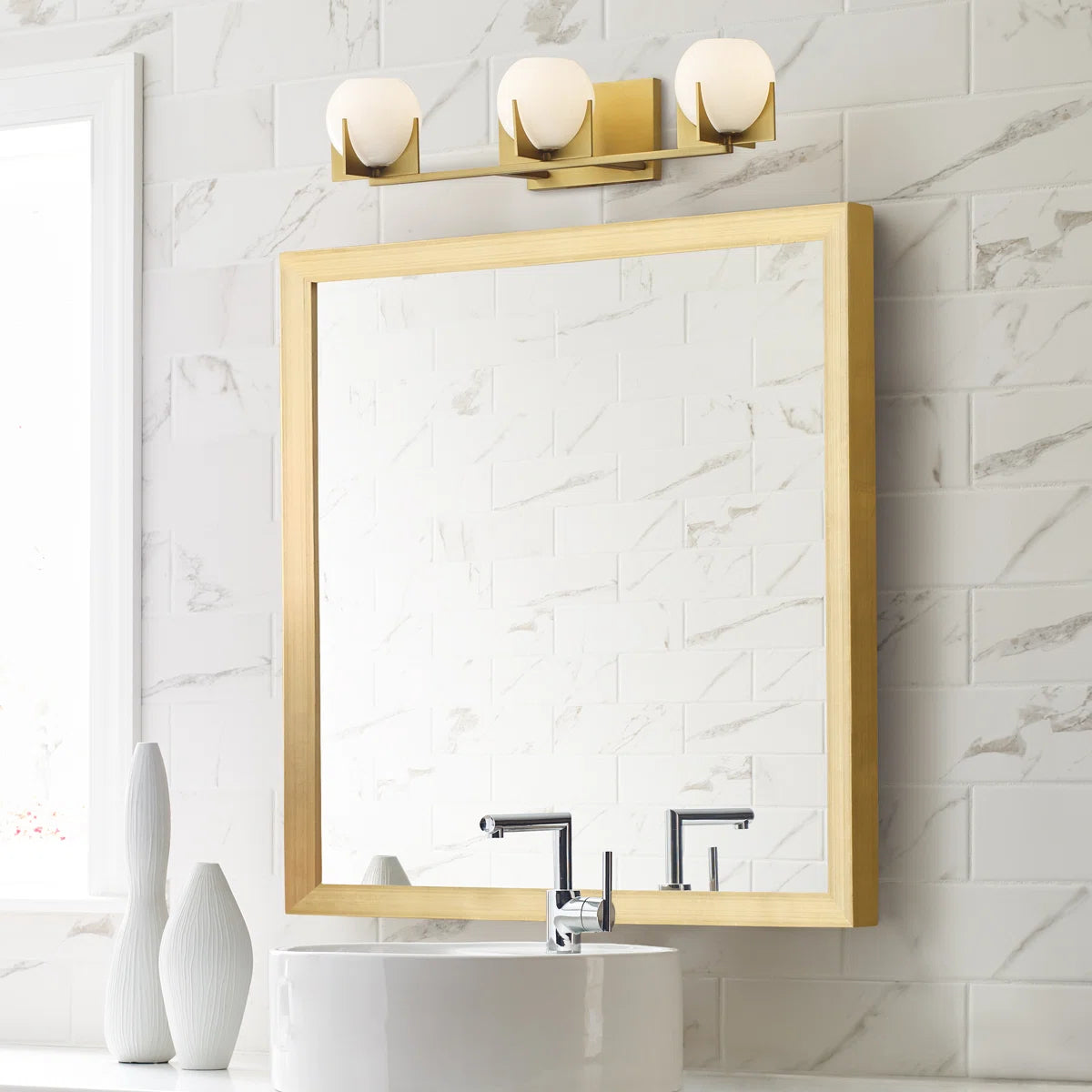 Chase Mid-Century Modern Runde Milchglas-Waschtischleuchte aus Messing (7).webp__PID:d76e5877-e58d-4bc2-a8b5-2da0ac444fc5