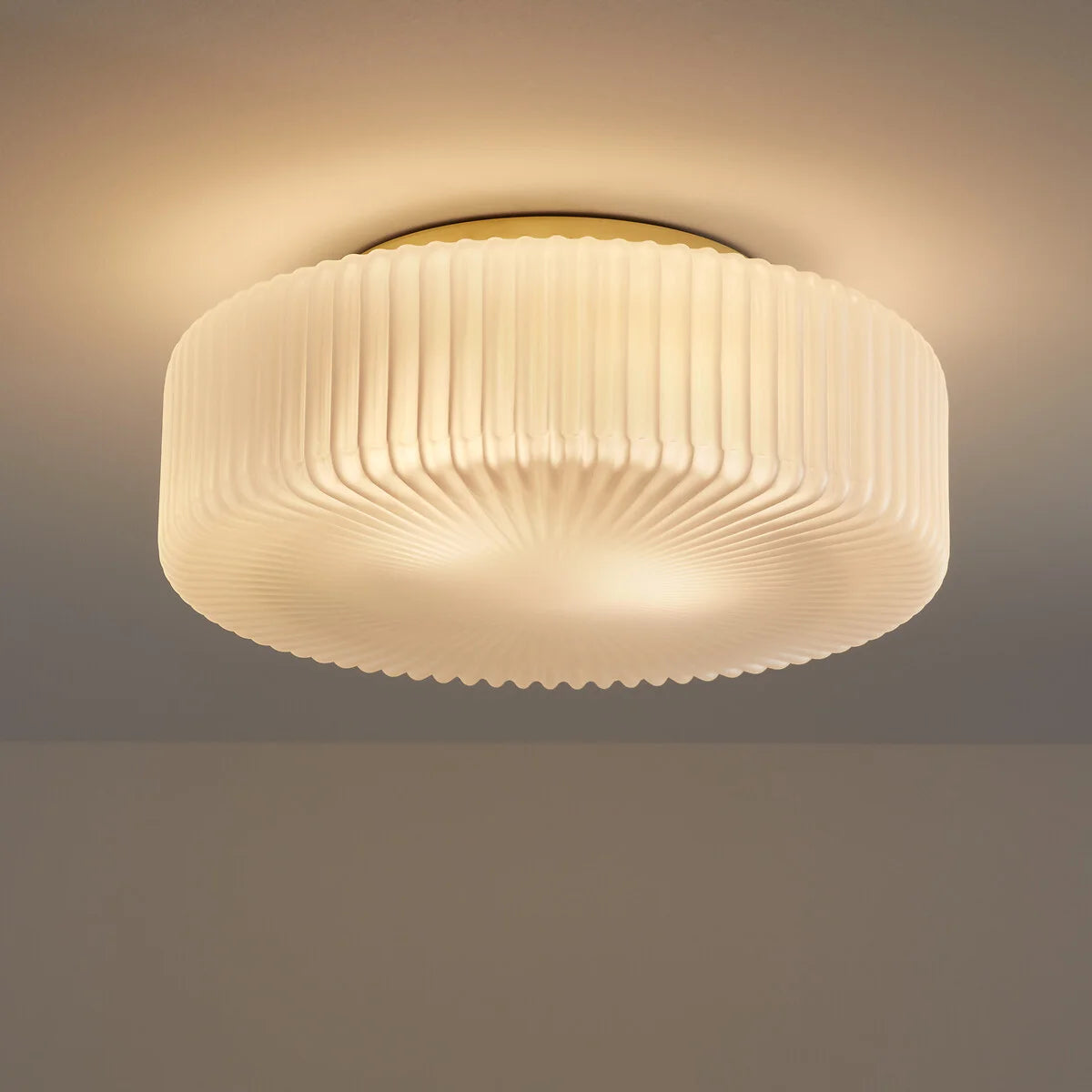 Elowen Moderne Deckenleuchte aus geripptem Opalglas (5).webp__PID:b8726209-eb8b-44d5-aa90-b3437502b932