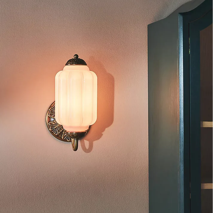 Lumi_Vintage_Melk_Glas_Geolied_Messing_Eloise_Wandlamp_15.webp__PID:ab83f978-c45b-4a07-a48b-dbb636aa9a37