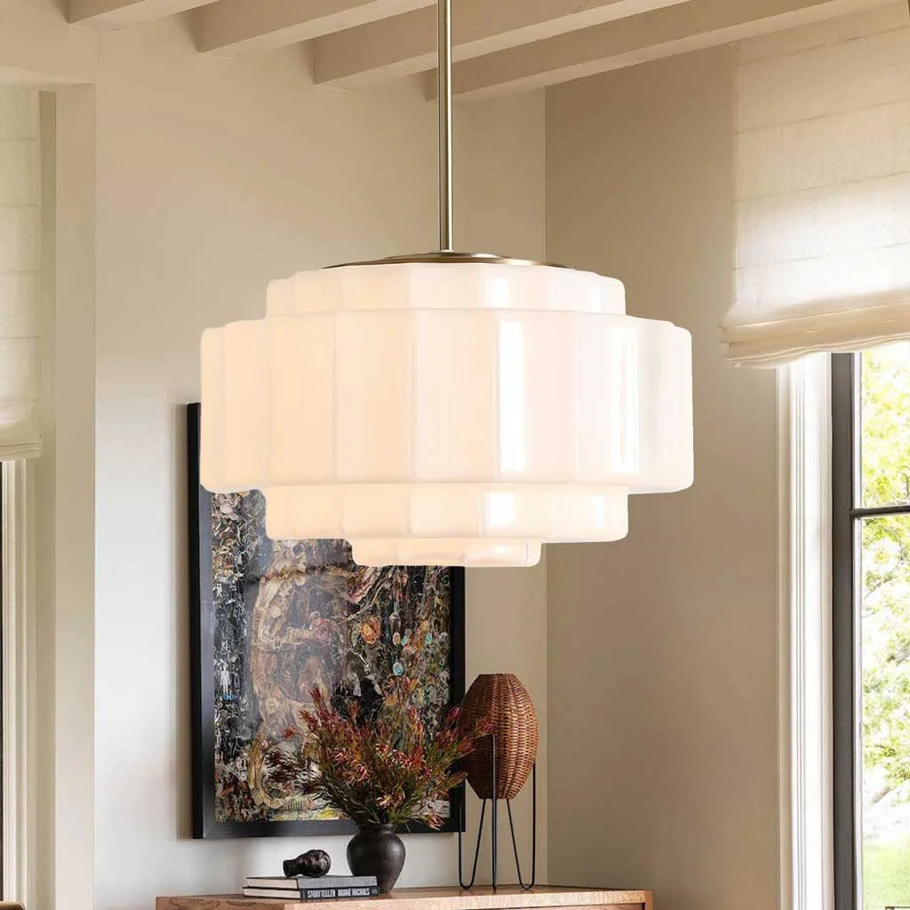 Lampada a sospensione in vetro bianco opalino a più livelli in ottone anticato (1).webp__PID:3ddf7606-0250-495e-a642-cf6b75311502