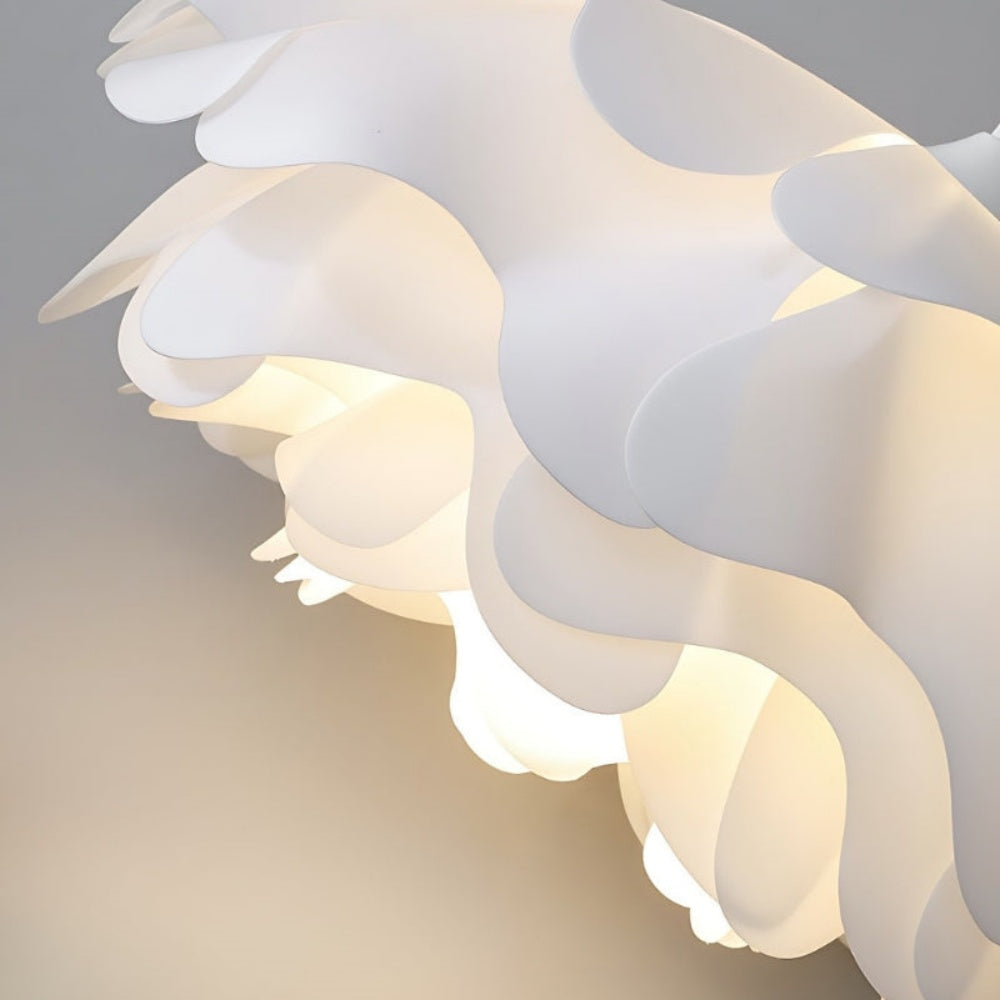 Blumenförmige weiße Pendelleuchte-Detail (1).webp__PID:e43f91bd-36cf-4c96-bfa7-5a03d2a12b39