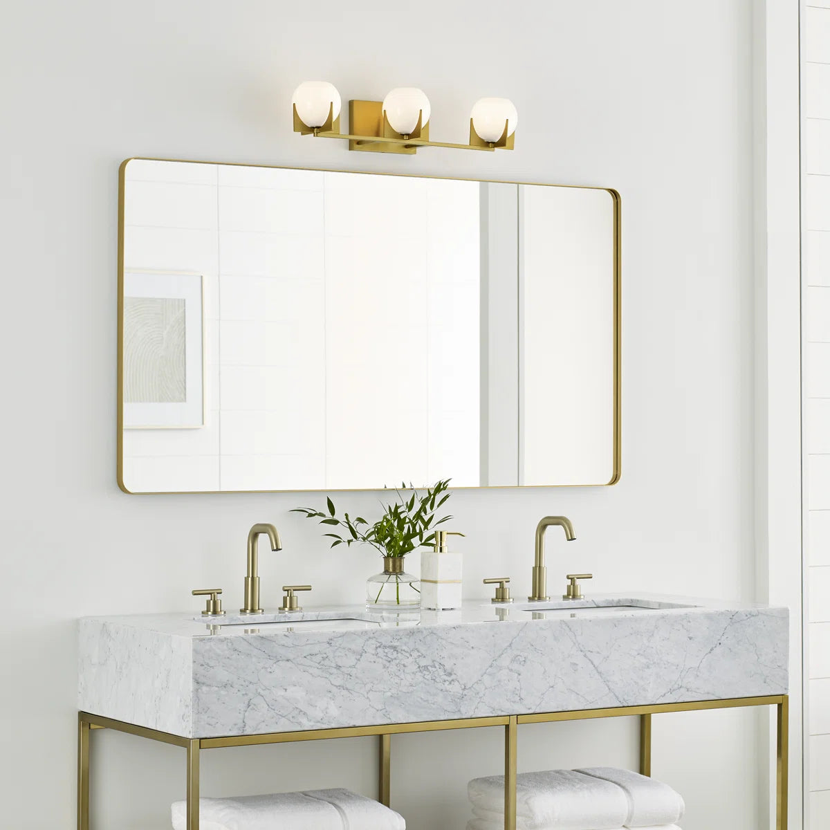 Chase Mid-Century Modern Runde Milchglas-Waschtischleuchte aus Messing (5).webp__PID:5057d76e-5877-458d-9bc2-28b52da0ac44