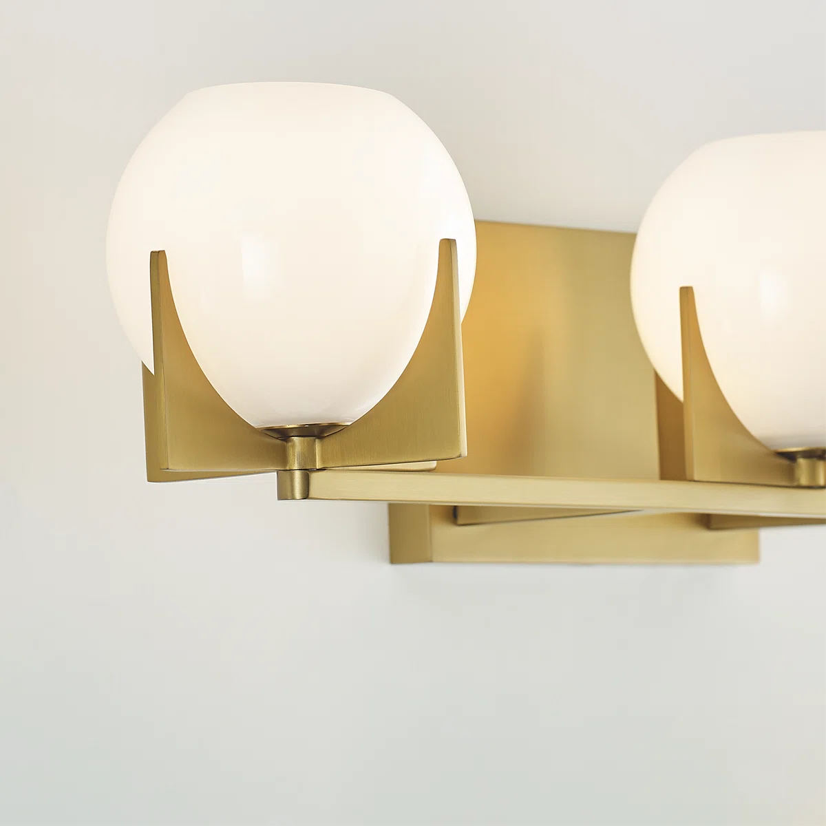Chase Mid-Century Modern Runde Milchglas-Kosmetikleuchte aus Messing (4).webp__PID:b35057d7-6e58-47e5-8d9b-c228b52da0ac