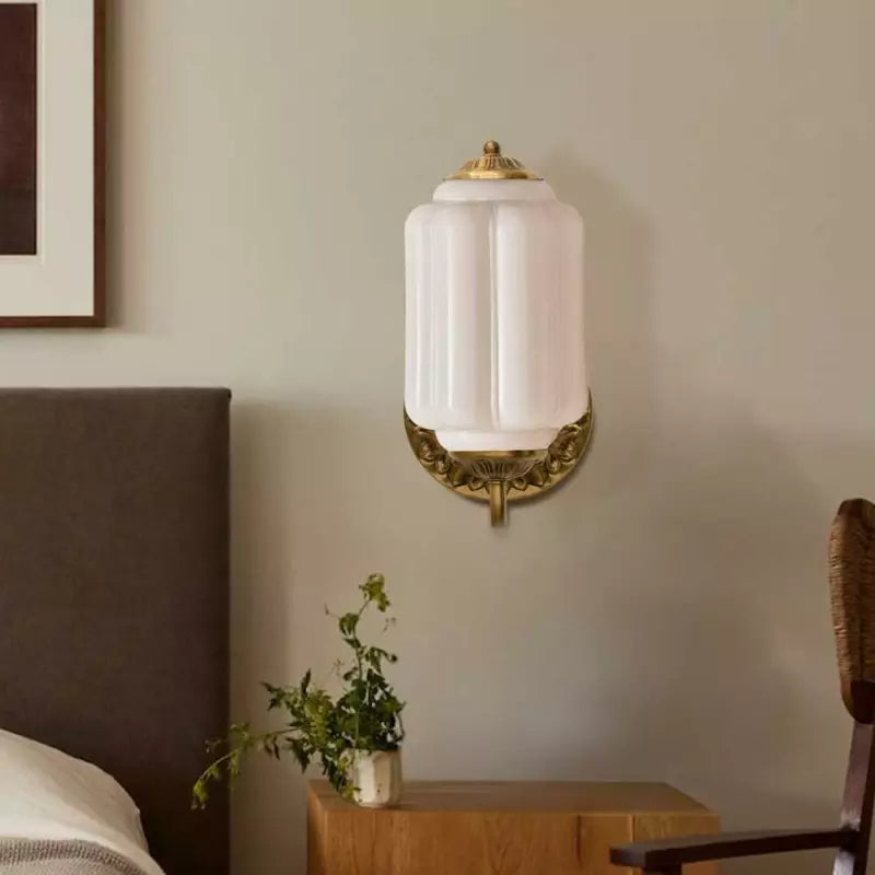 Arandela Eloise Lumi Vintage Milk Glass em latão oleado (23).webp__PID:47cb3963-e3ea-4e4b-ad93-8cedf3886a73