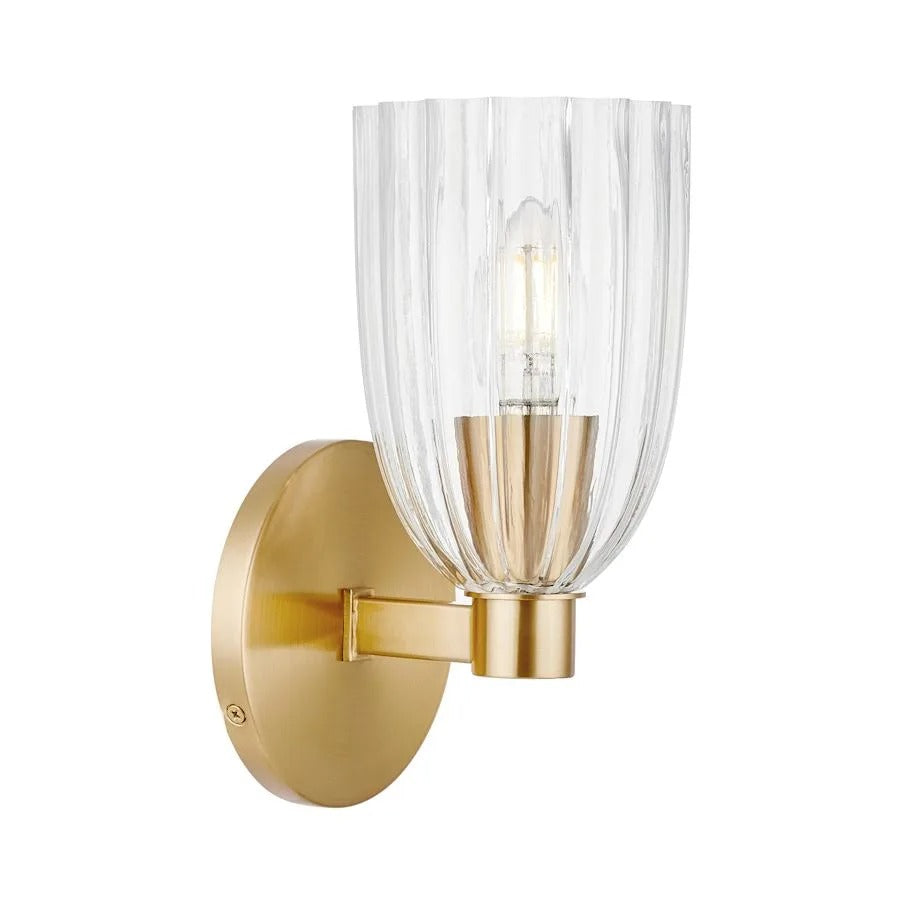 Calista Moderne Wandleuchte aus geripptem Glas und Messing1.webp__PID:669a6e09-9d70-4dc4-b4a3-be04322fcc9b