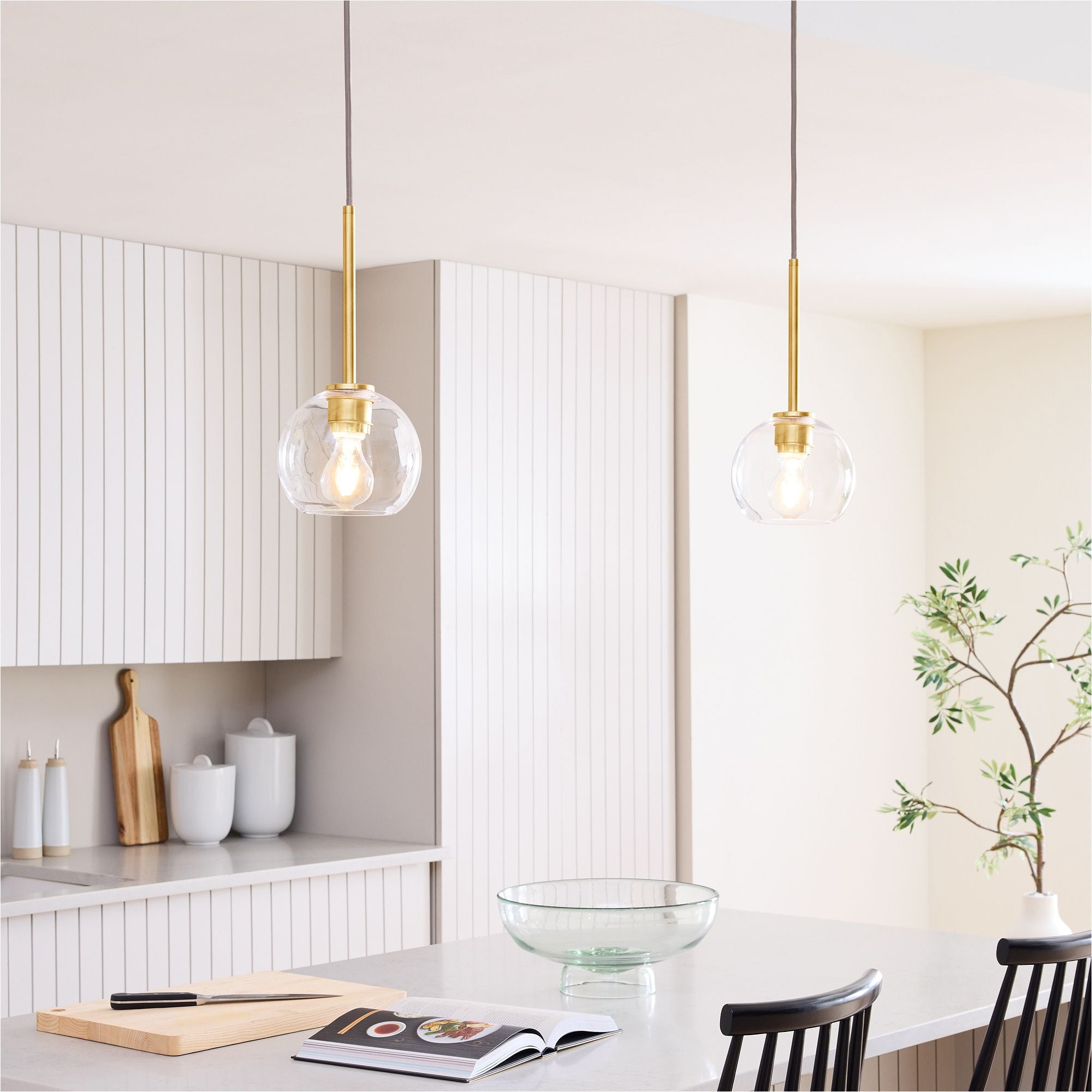 Mireille Skulpturelle Glaskugel-Pendelleuchte scene1.webp__PID:04342f08-9ed6-4b96-8396-43c0f2961d94