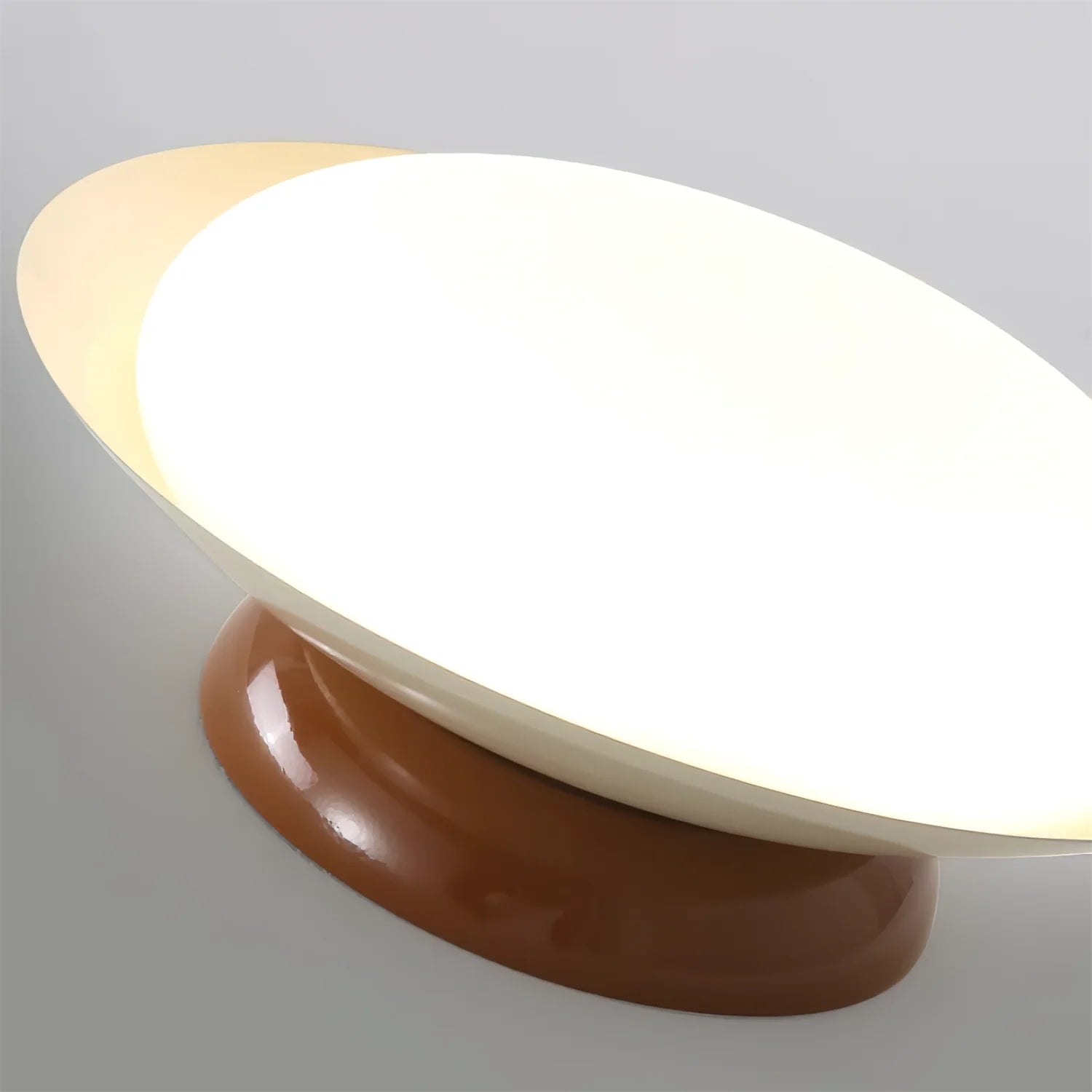 Moderne Deckenleuchte Liam mit mattiertem Kuppelschirm detail2.webp__PID:d502b587-2d19-4b02-befb-38d36e51ade7