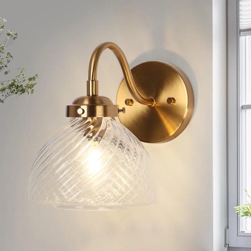 Elora Vintage Messing Wandleuchte mit gewirbeltem Glas scene1.webp__PID:7c142ec8-48eb-4f9c-94b7-7522bbb9e1b0