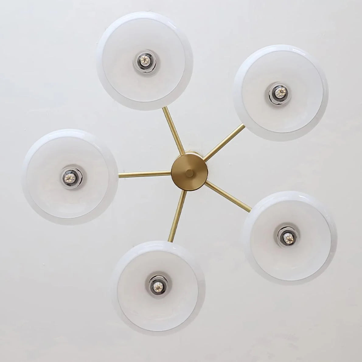 Clio Bauhaus Milchglas-Kronleuchter-12.webp__PID:33d8d322-9e67-455b-9bb5-8656d85c6be7