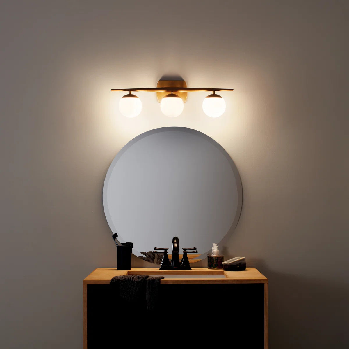 Lampada da toeletta moderna in vetro opalino a 3 luci Dyssebia Globe (3).webp__PID:9acaf470-3482-46b5-8506-0c625f50b530