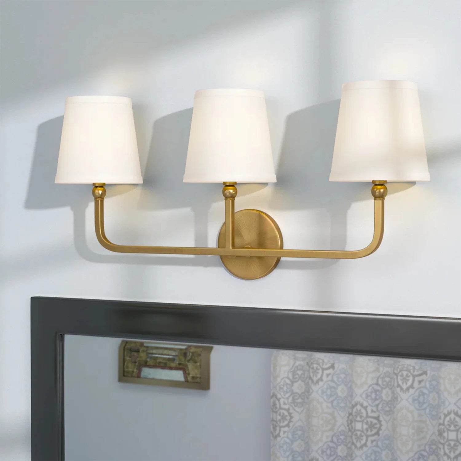 Lampada da toeletta moderna in tessuto bianco svasato Tethys (3).webp__PID:4d25fd93-a43d-4255-bbca-2cb3c15d678a