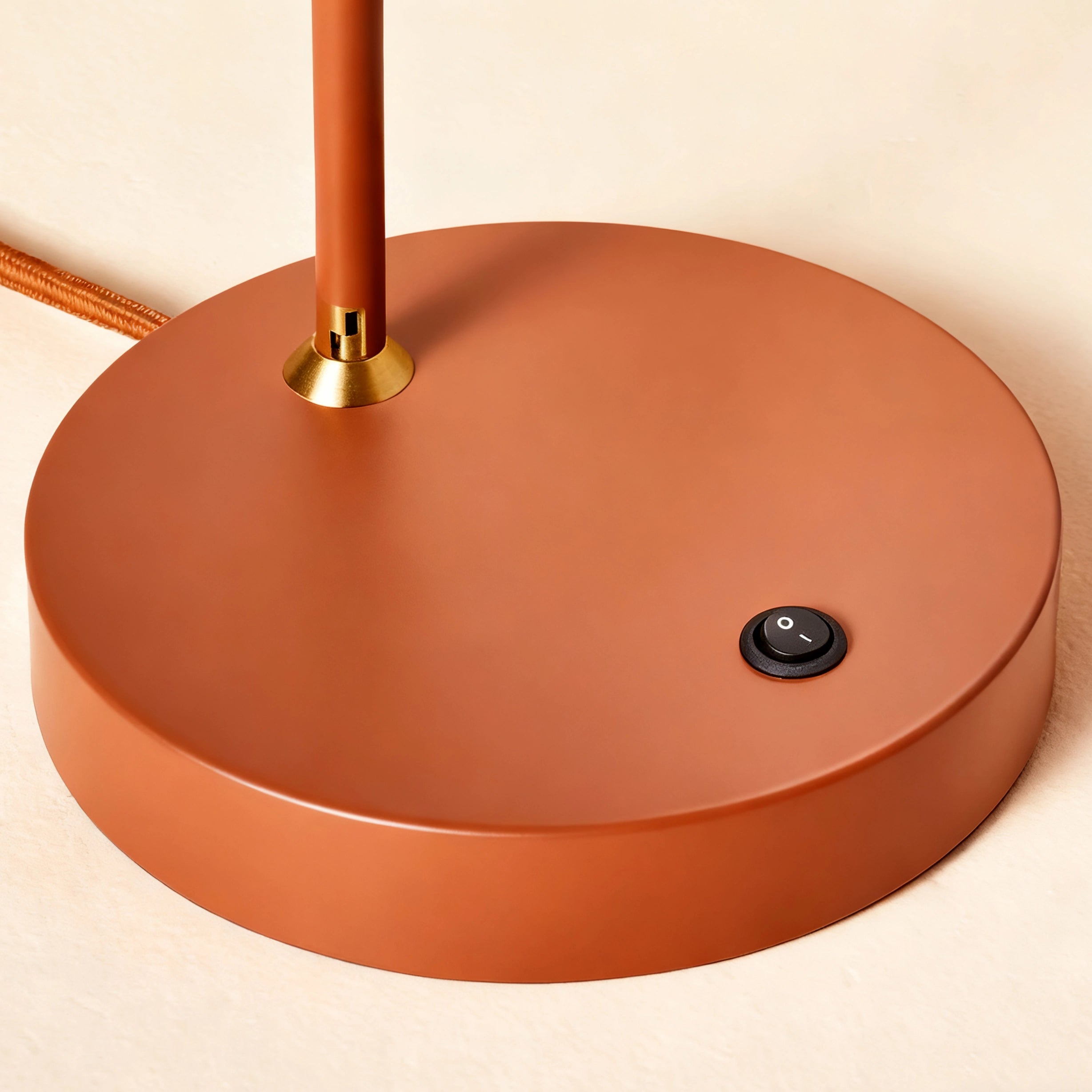 Hilda Modern Industrial Adjustable Metal Table Lamp3.webp__PID:8861d62b-ae0b-46d9-843e-367c1a115e3a