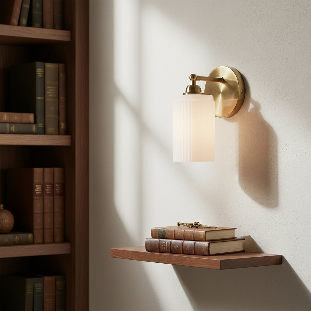Amelia Vintage Wandleuchte aus geripptem Messingglas 9.webp__PID:f9d9db91-b25c-4717-916a-8efdc754da63