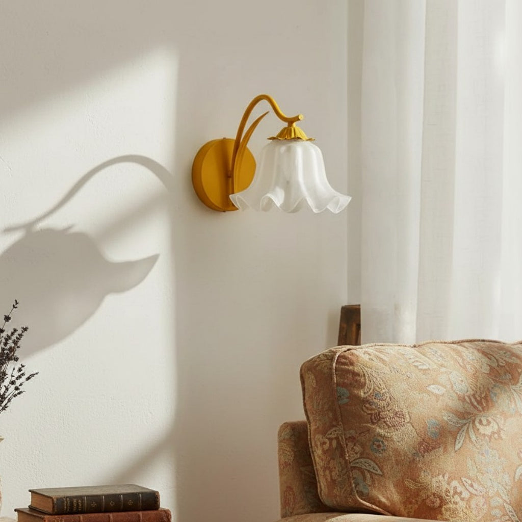 Denise French Retro Acrylic Floral Wall Light38.jpg__PID:6ef2561c-dfb8-447b-bfe3-4d7c3000410f