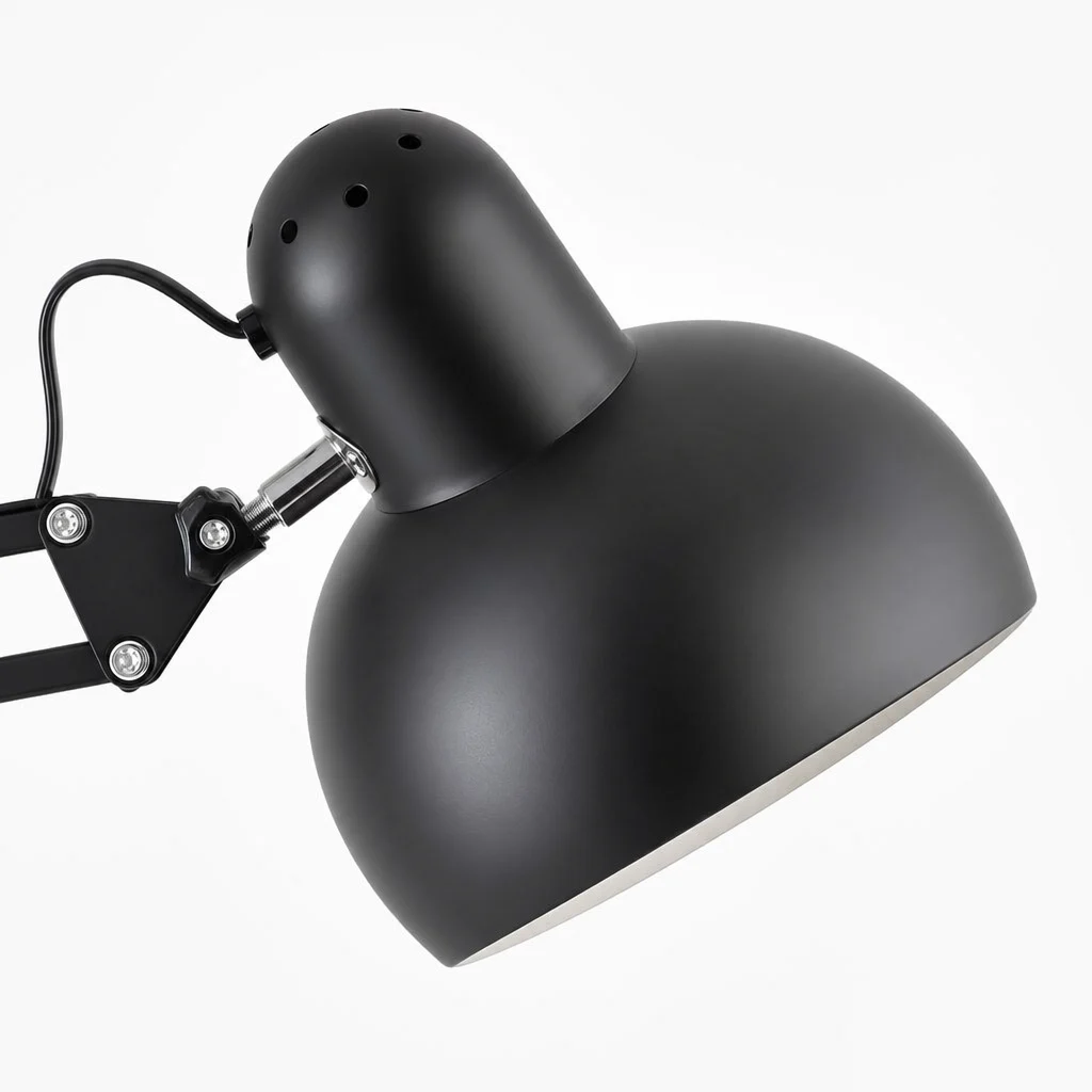 Detailweergave van de geverfde metalen koepelvormige lampenkap.