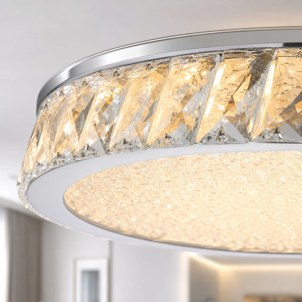 Gros plan sur le liseré en cristal et le bord en acier inoxydable d'un plafonnier LED encastré à lumière chaude