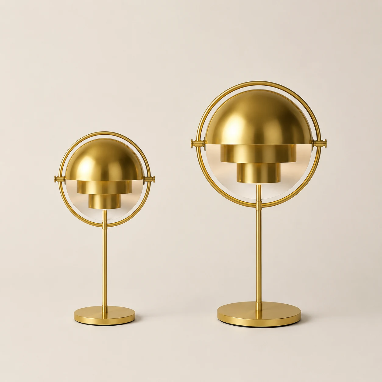 Zwei Größenoptionen für die Tischleuchte „Deformed Ball“