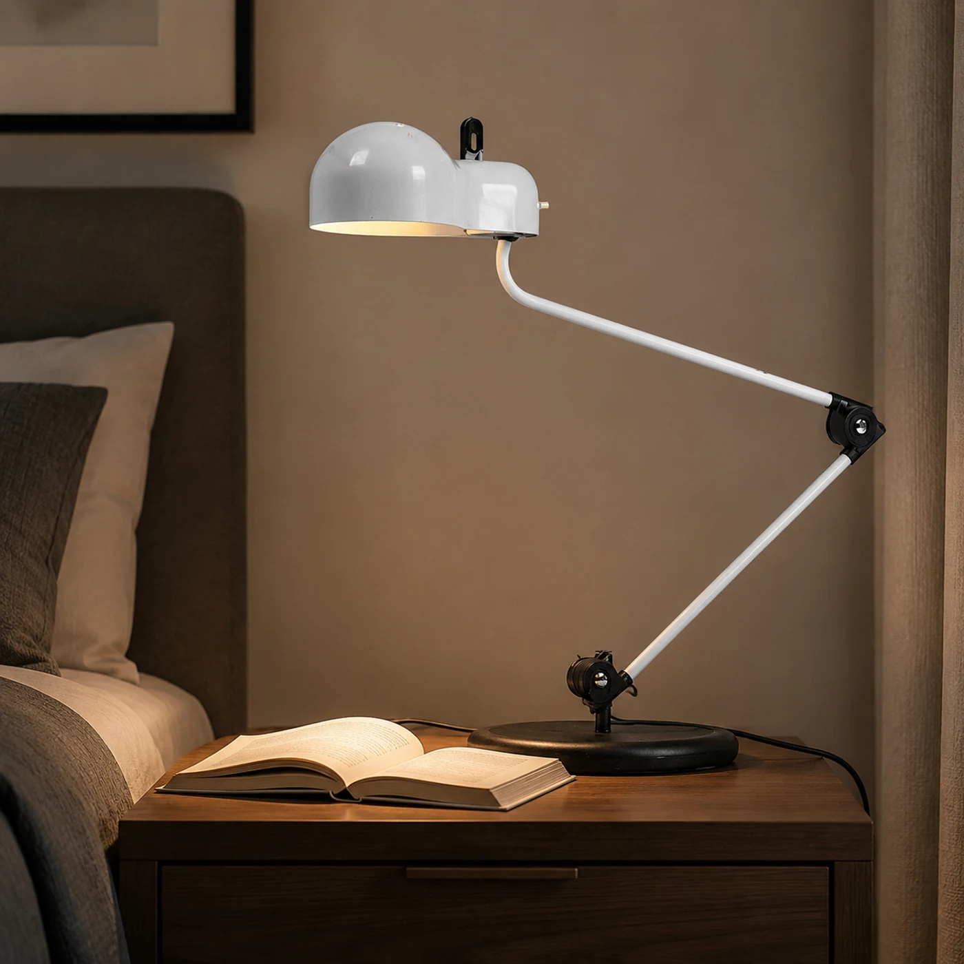 Lampe de table Topo blanche sur une table de chevet