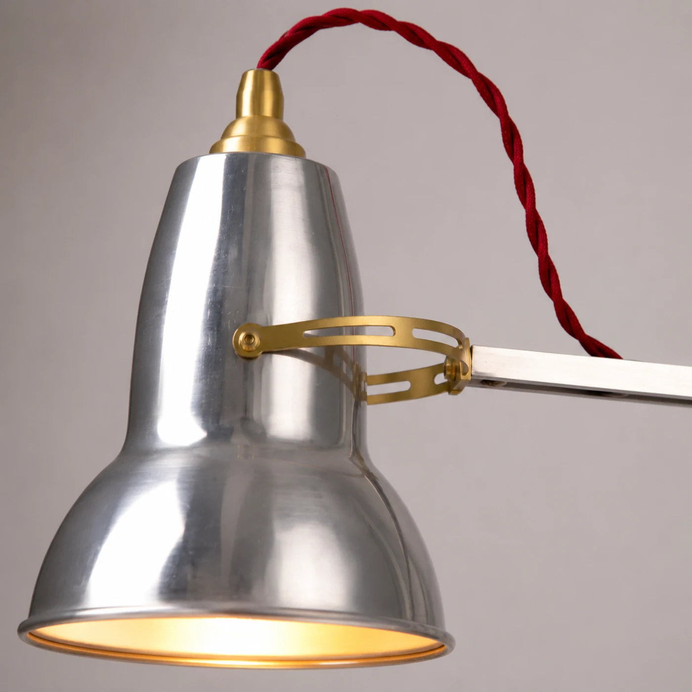 Dettaglio del paralume lucido della lampada Willa