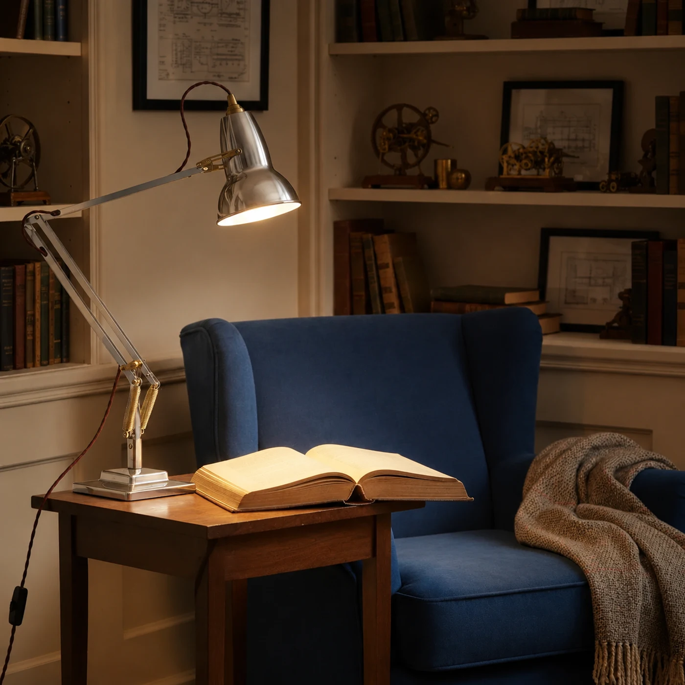 Lampada Willa accanto a una poltrona da lettura