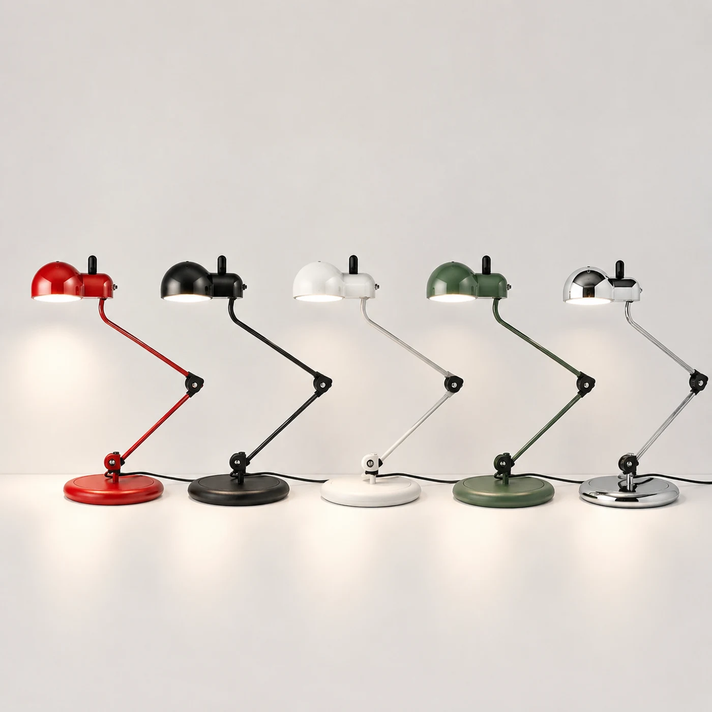 La gamme de finitions pour la lampe de table Topo est disponible en rouge, noir, blanc, vert et chrome.