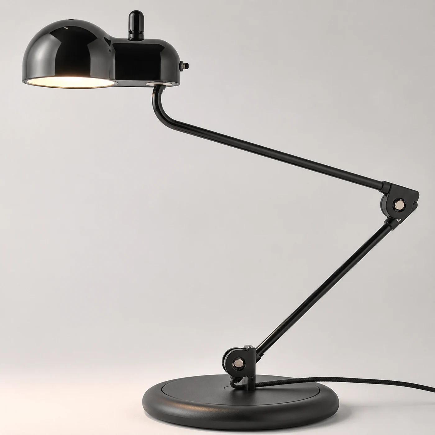 Détail de la charnière réglable de la lampe de table Topo