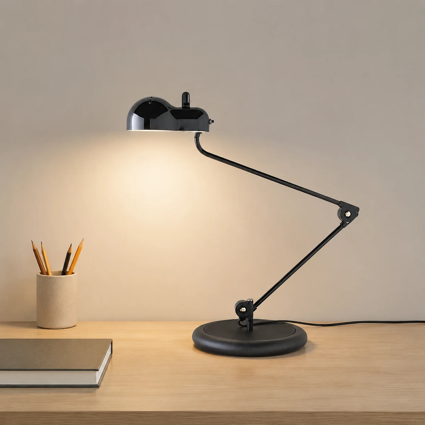 Lampe de table Topo, échelle sur le bureau