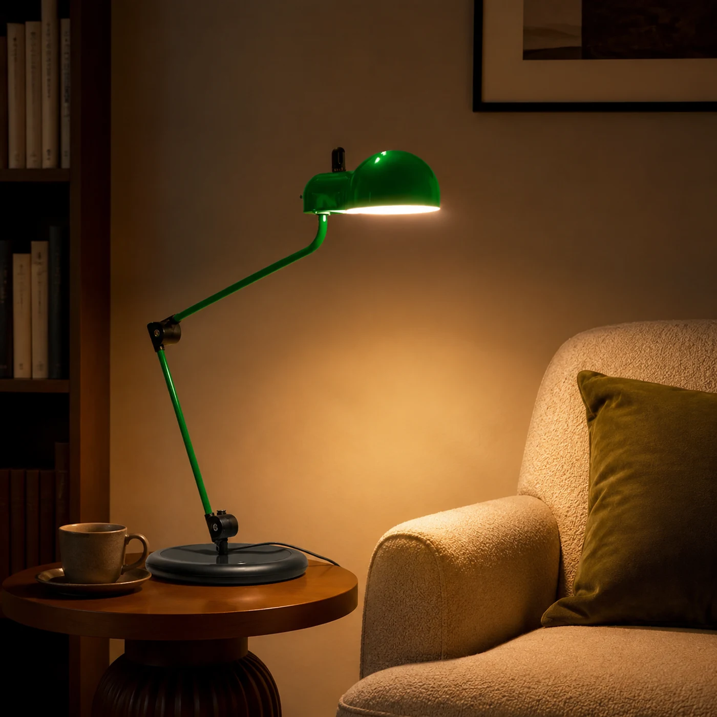 Lampe de table Green Topo à côté d'un fauteuil de lecture