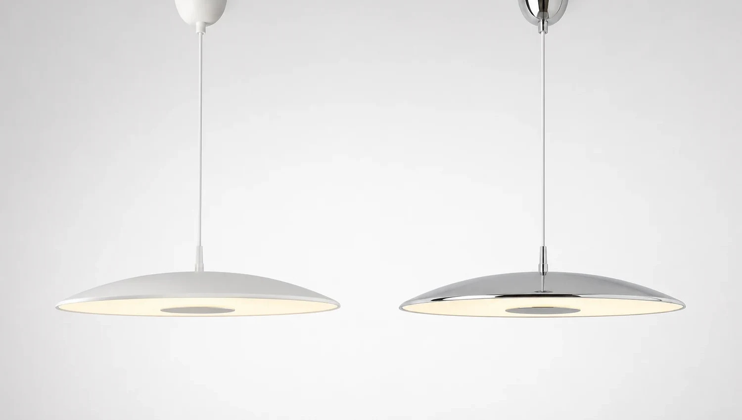 Confronto tra le finiture di un ciondolo a forma di disco volante bianco e cromato.