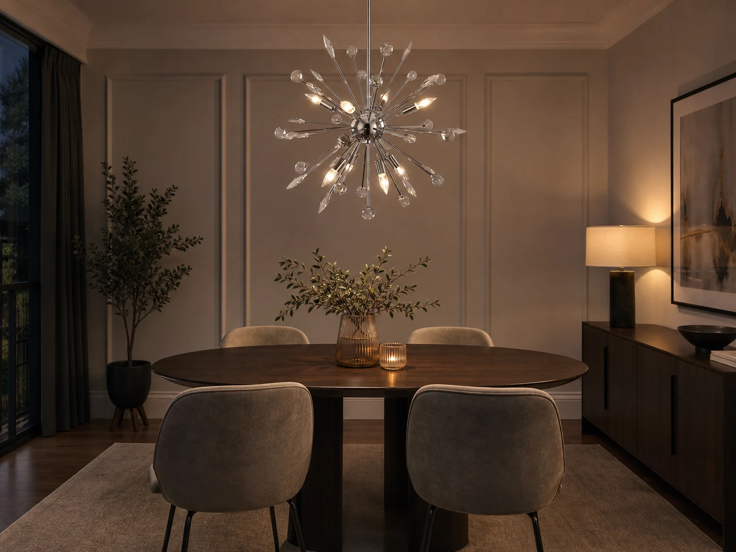 Lampadario Sputnik di cristallo installato sopra un tavolo da pranzo ovale.