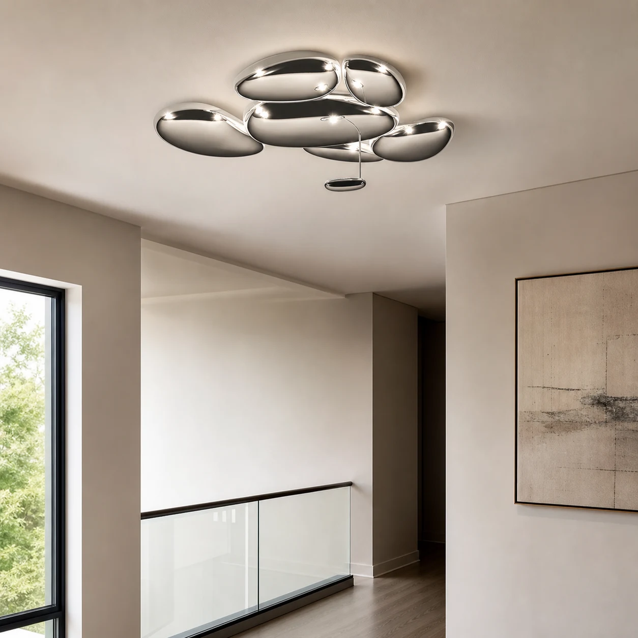 Chromowana lampa sufitowa z otoczakiem na schodach