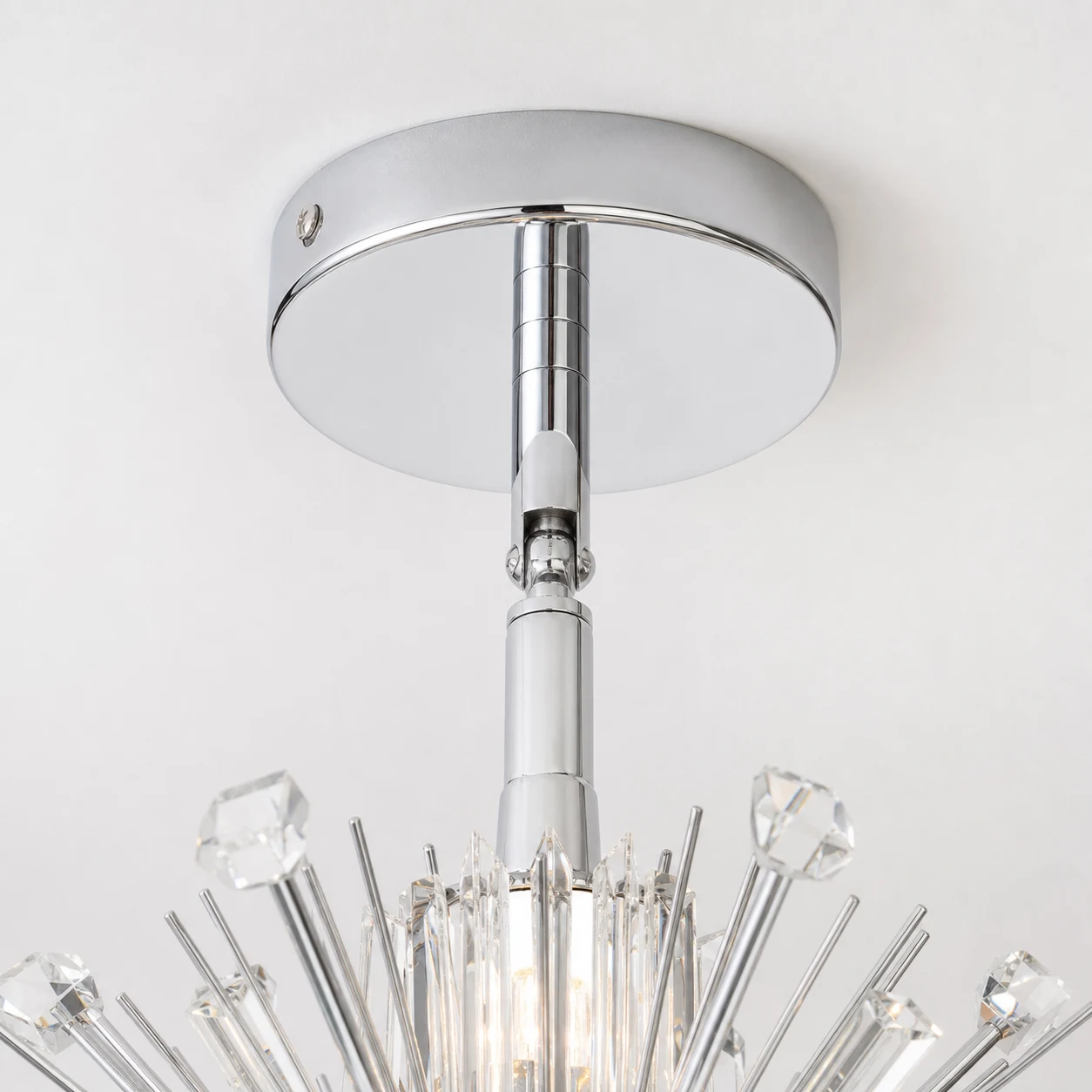 Dettaglio del rosone e dell'asta per il lampadario Sputnik.