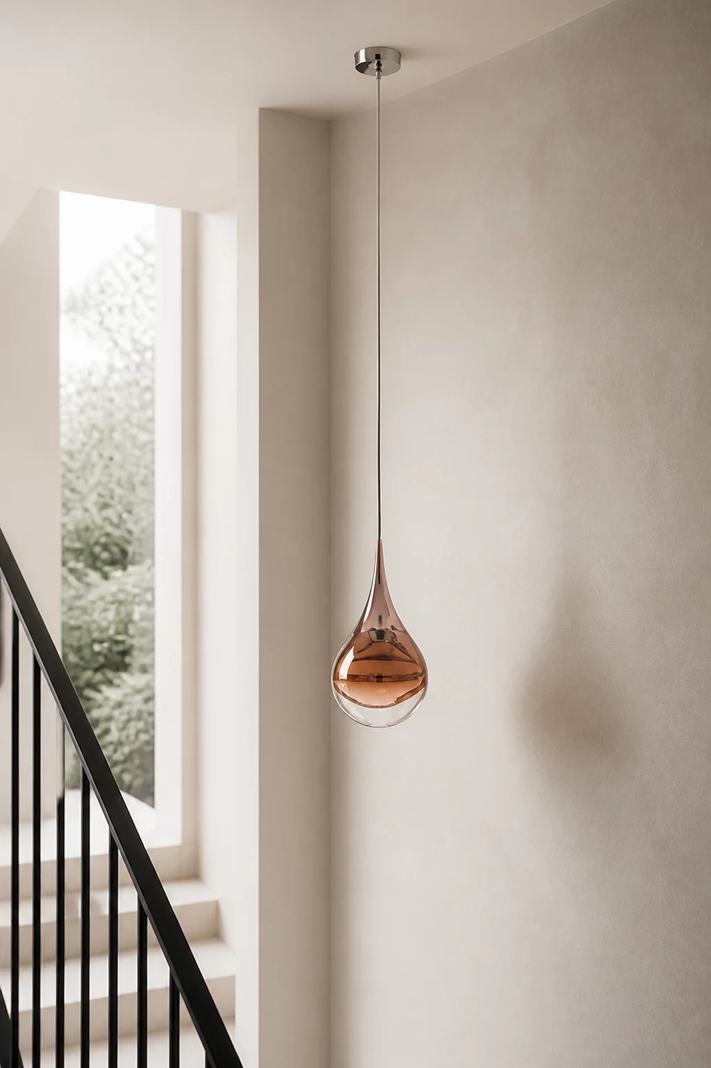 Lampadario a sospensione Paopao su un pianerottolo delle scale