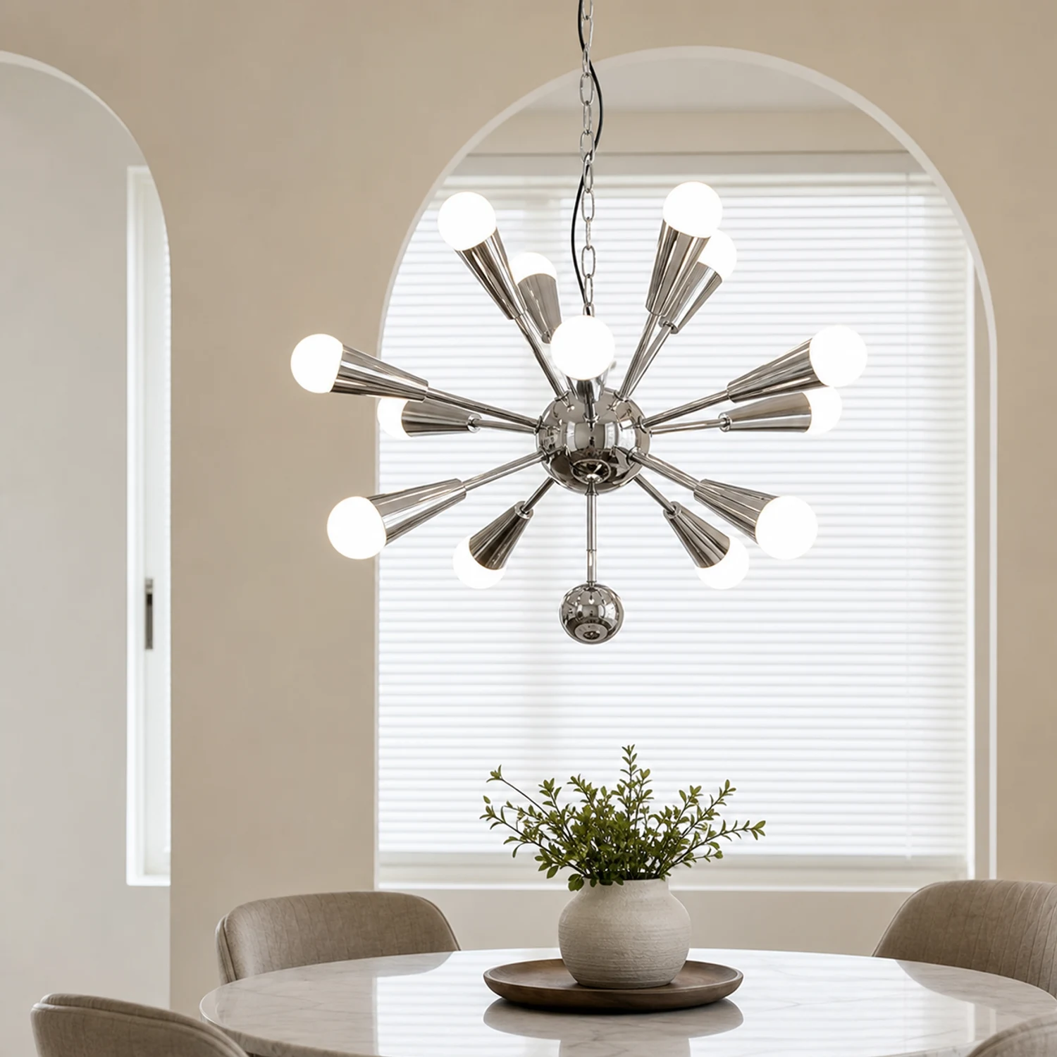 Lampadario Orvian cromato in una nicchia vicino alla finestra