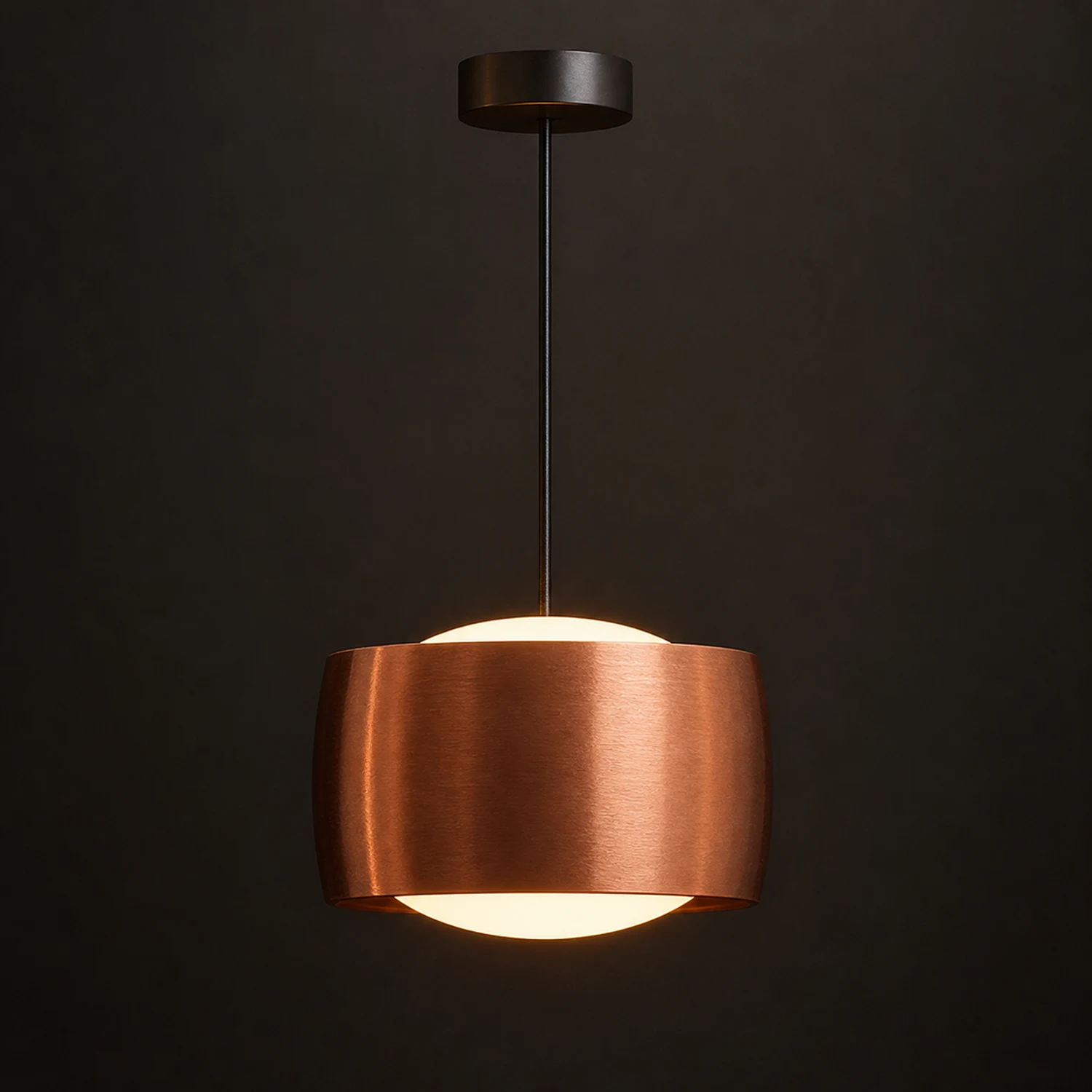 Gros plan sur un pendentif LED cylindrique en cuivre brossé