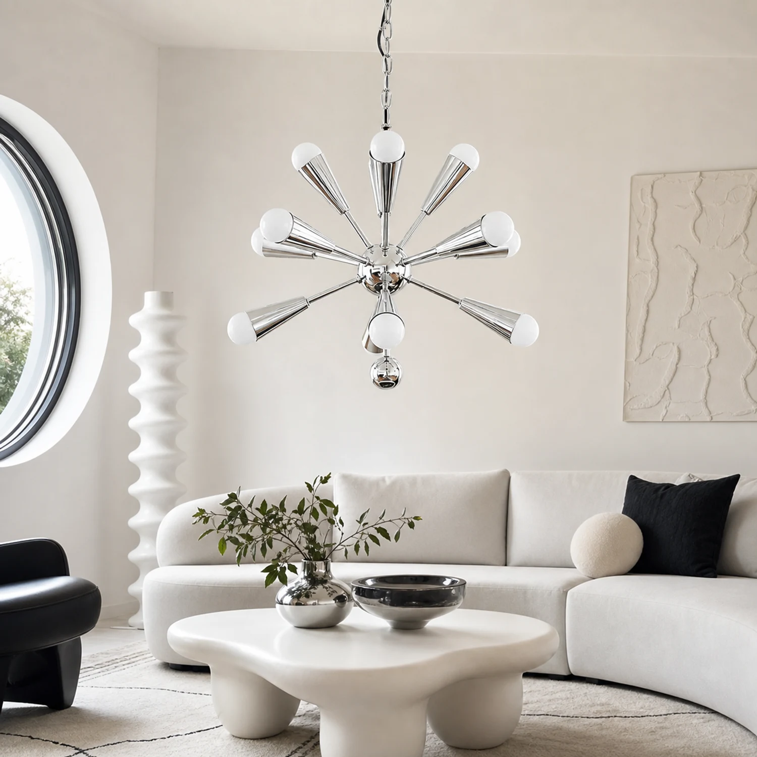 Lampadario Sputnik cromato in un luminoso soggiorno