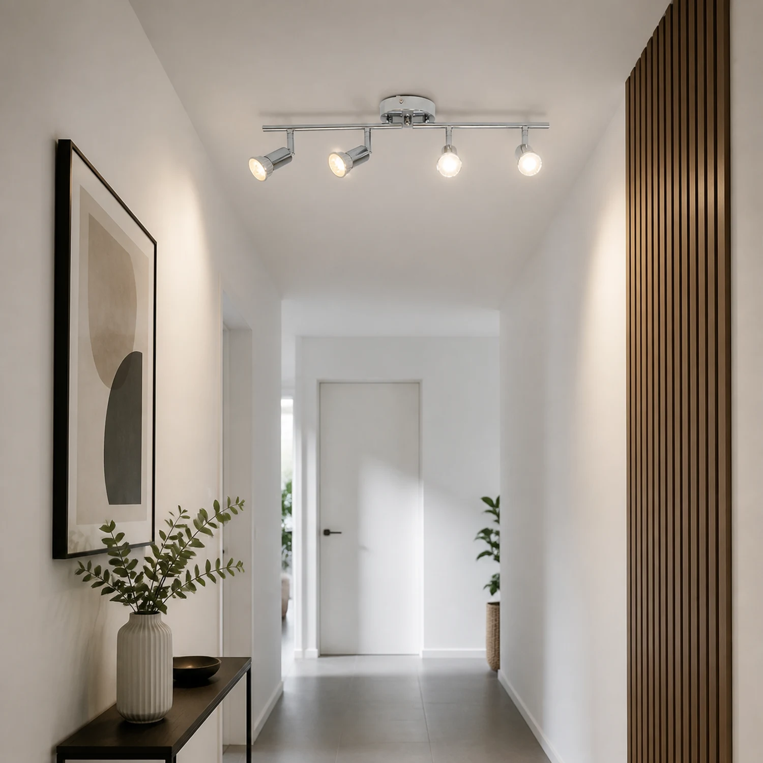 Spot chromé à 4 lumières dans le couloir