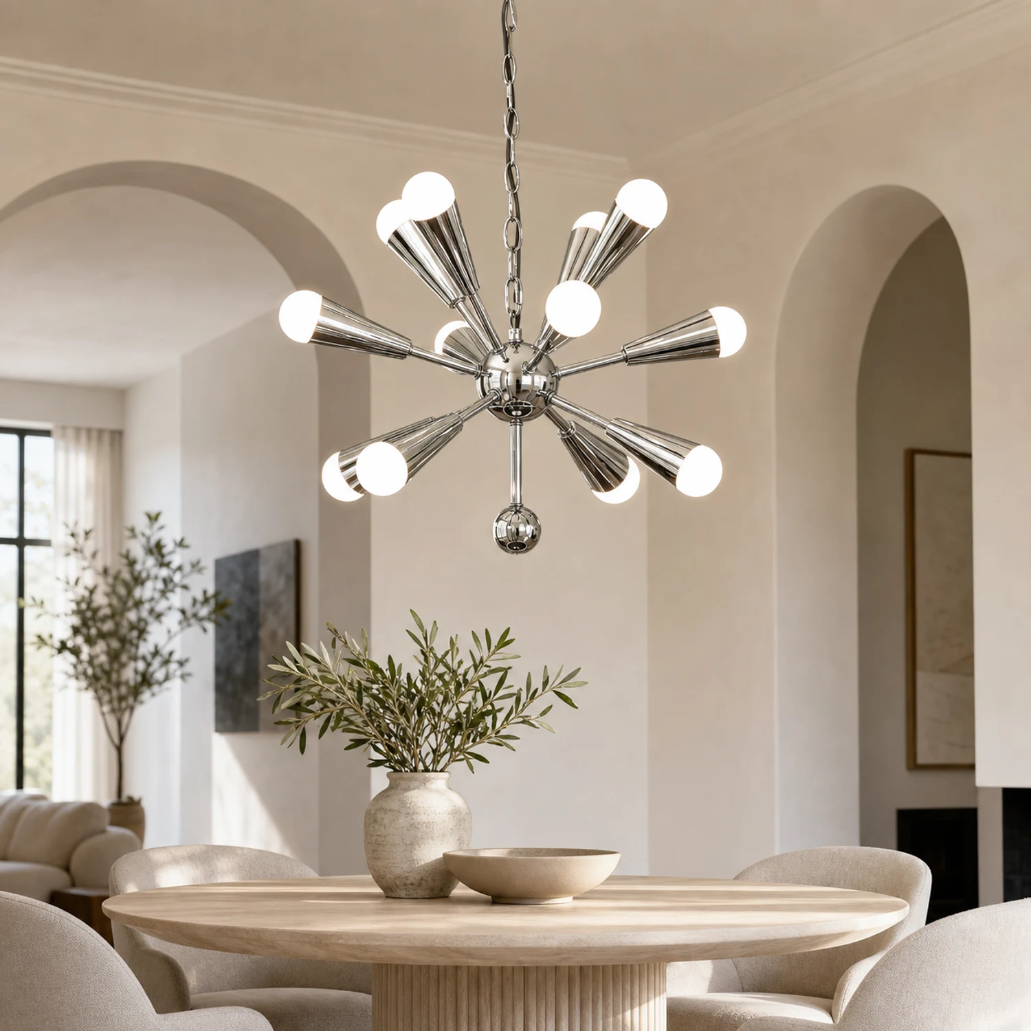 Lampadario Sputnik cromato di Orvian sopra un moderno tavolo da pranzo