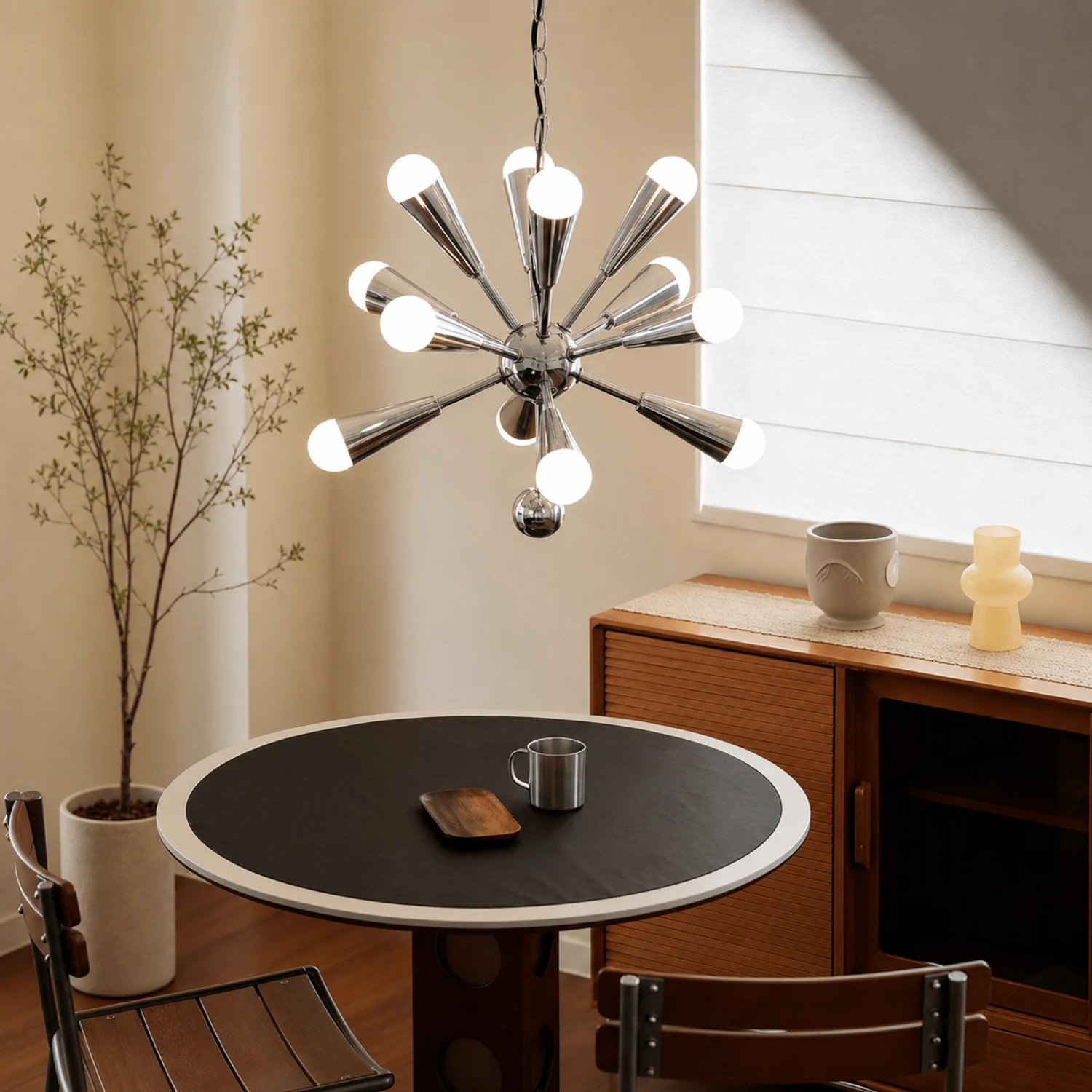 Lampadario Orvian cromato sopra un tavolino da bar