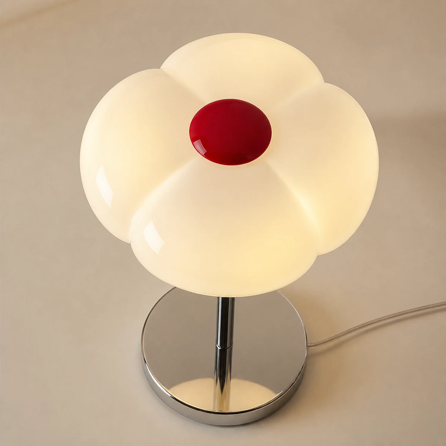 Gros plan sur l'abat-jour en verre en forme de pétale de fleur Leif et son capuchon rouge