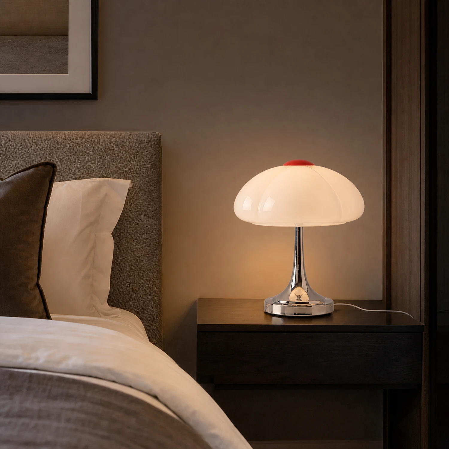 Lampe de table en verre Leif à pétales, illuminée sur une table de chevet