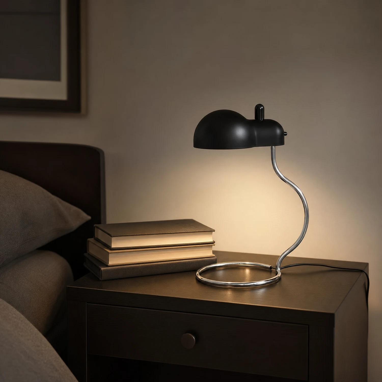 Lampe Minitopo noire sur table de chevet