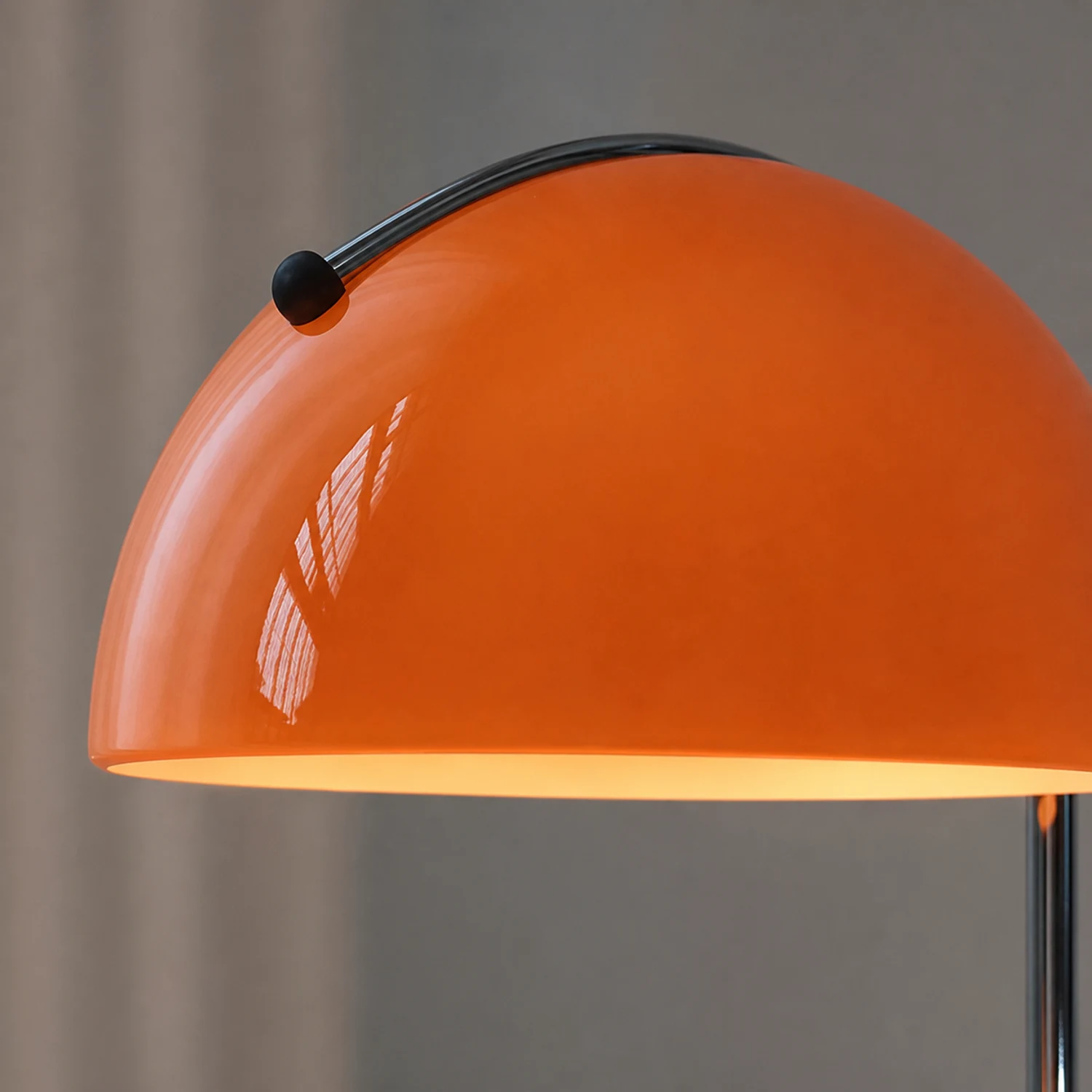 Detail van de koepelvormige lampenkap van de Pierre tafellamp