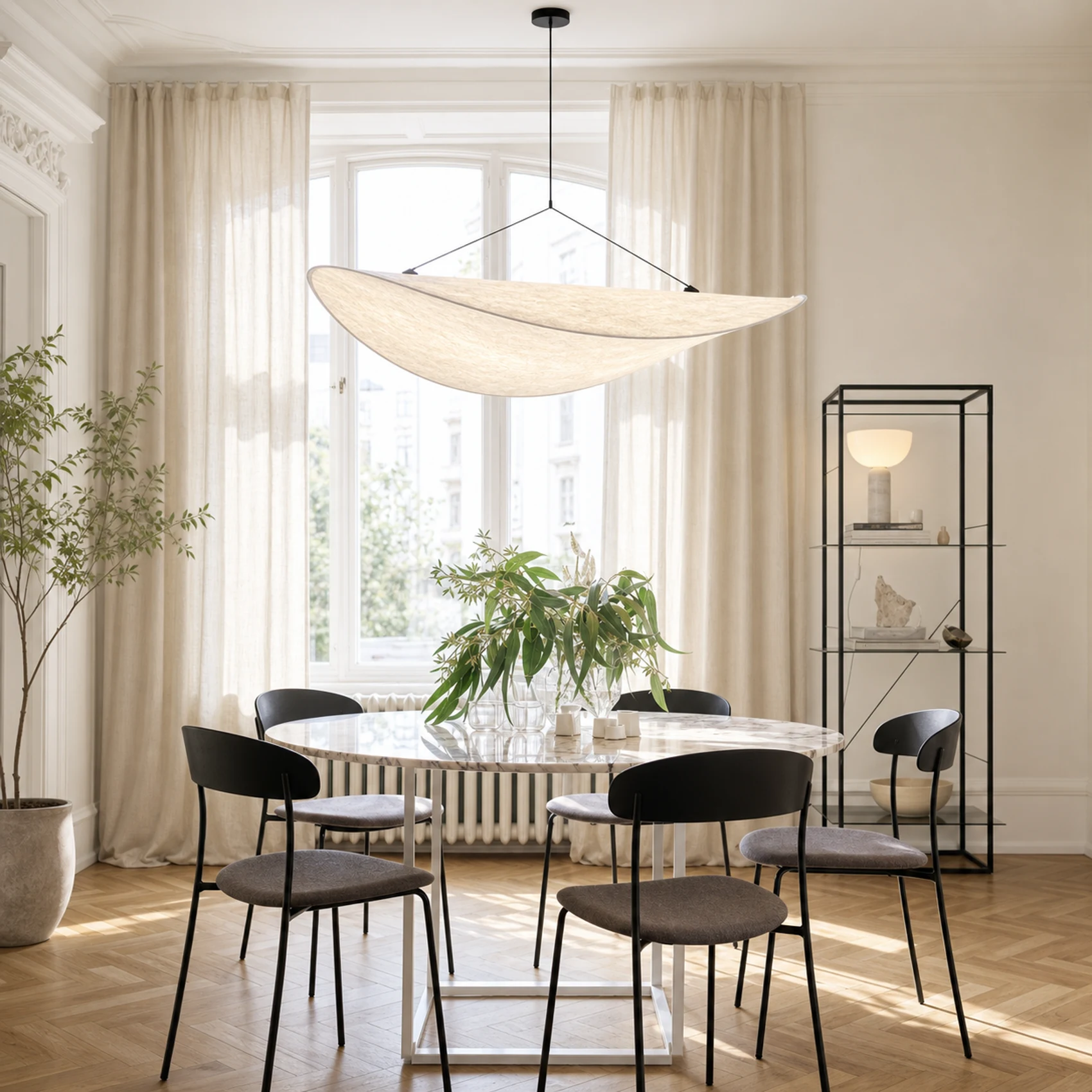 Colgante de seda tensada de Sivelle sobre una mesa de comedor
