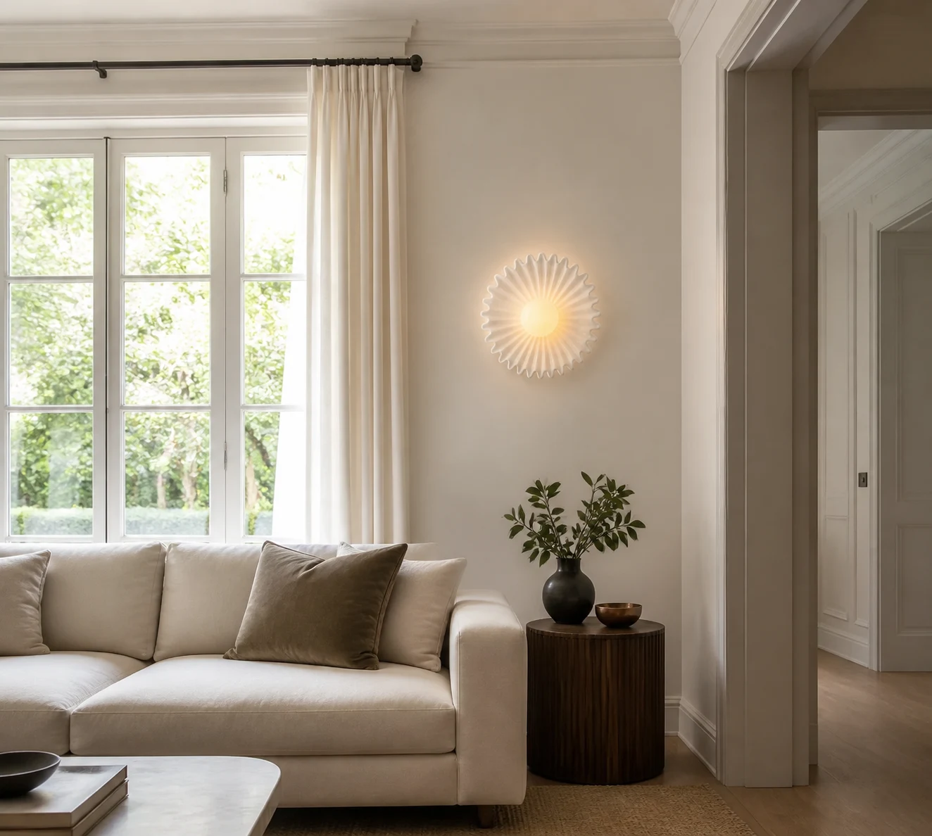 Wandlamp met keramische bloem in de vorm van een havik in een stijlvolle kamer.