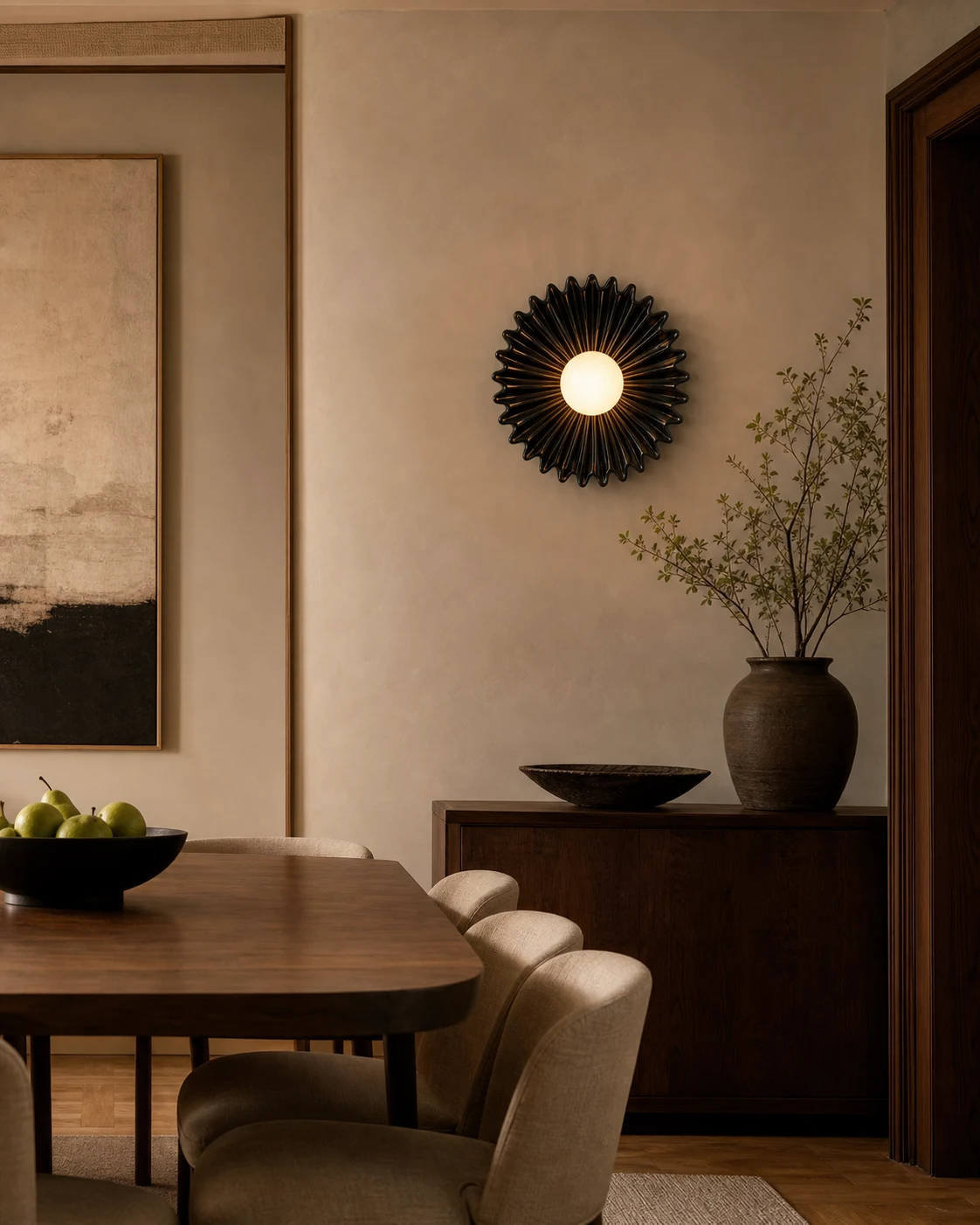 Detail van een keramische bloemwandlamp